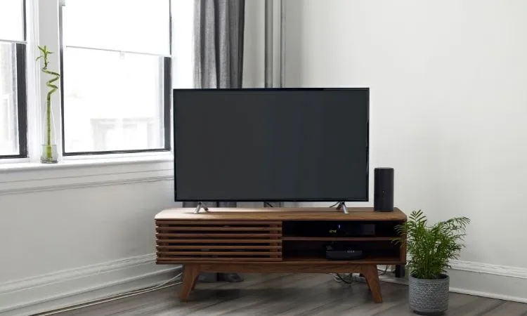 bedroom tv ideas Shelves surrounding the TV​